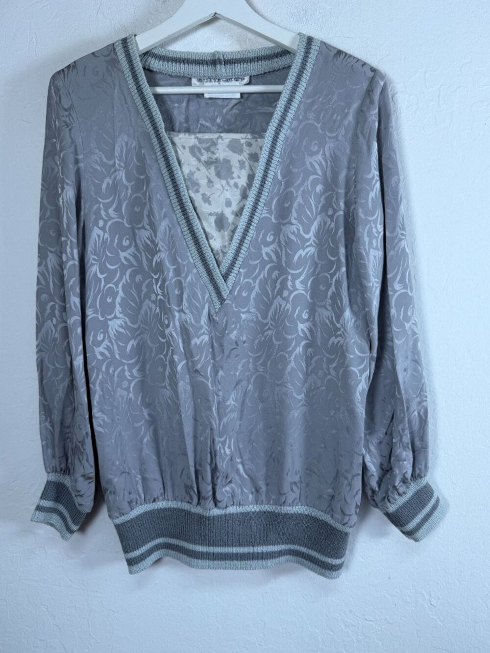 VTG Umi Collections Anne Crimmins Neiman Marcus Silk Sweater 4 Gray Floral Vneck